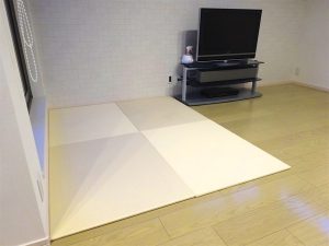 白い畳はお部屋を清楚に見せる。清流（和紙表）乳白色を使用したお部屋の事例